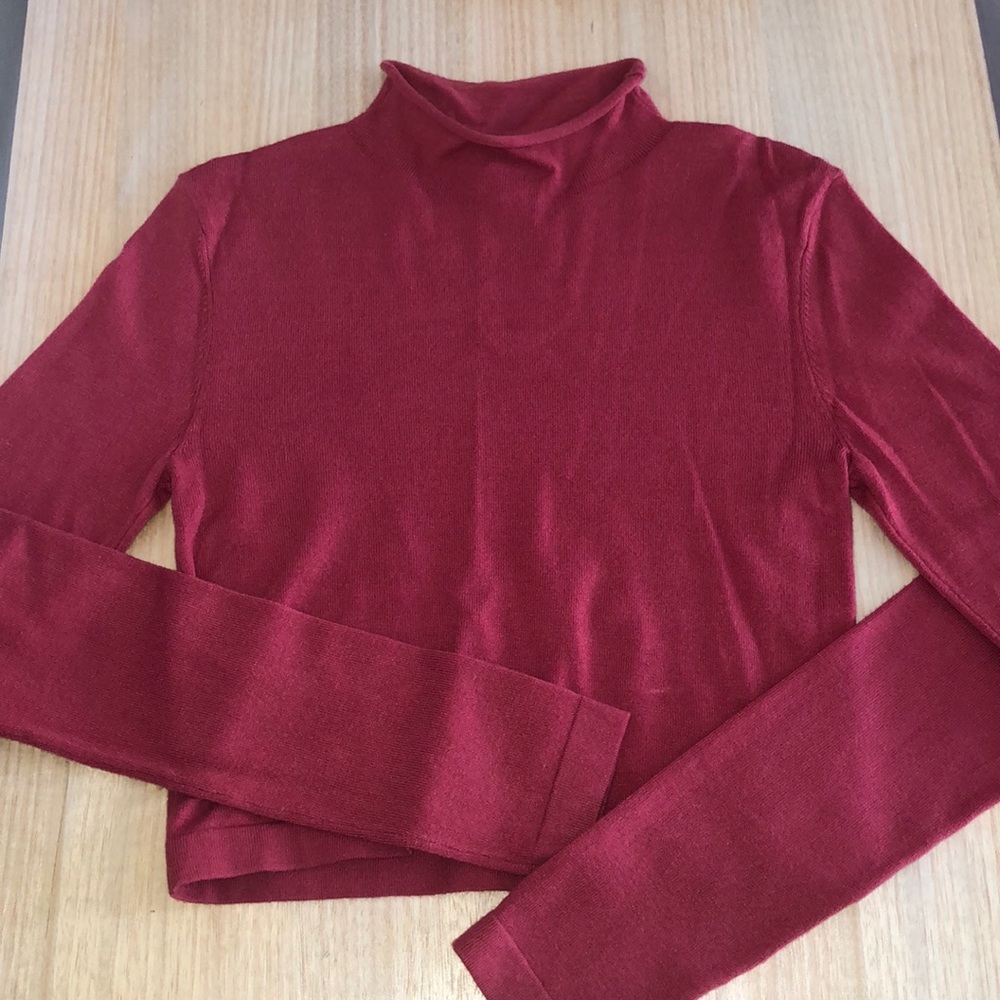 Cropped long sleeve mock neck tee.